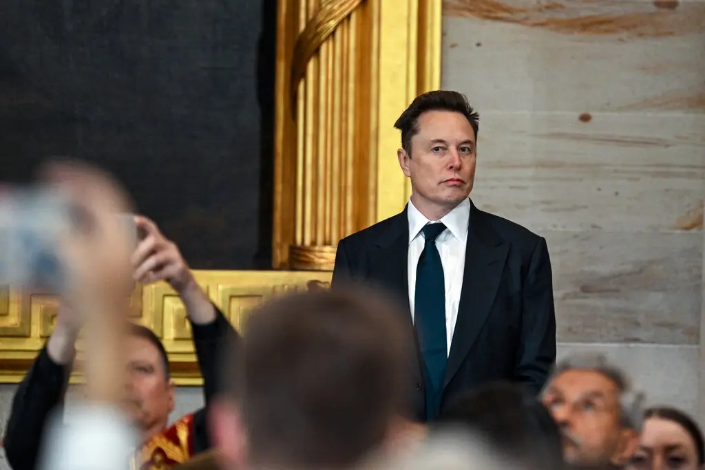 Elon Musk dọa kiện Apple
