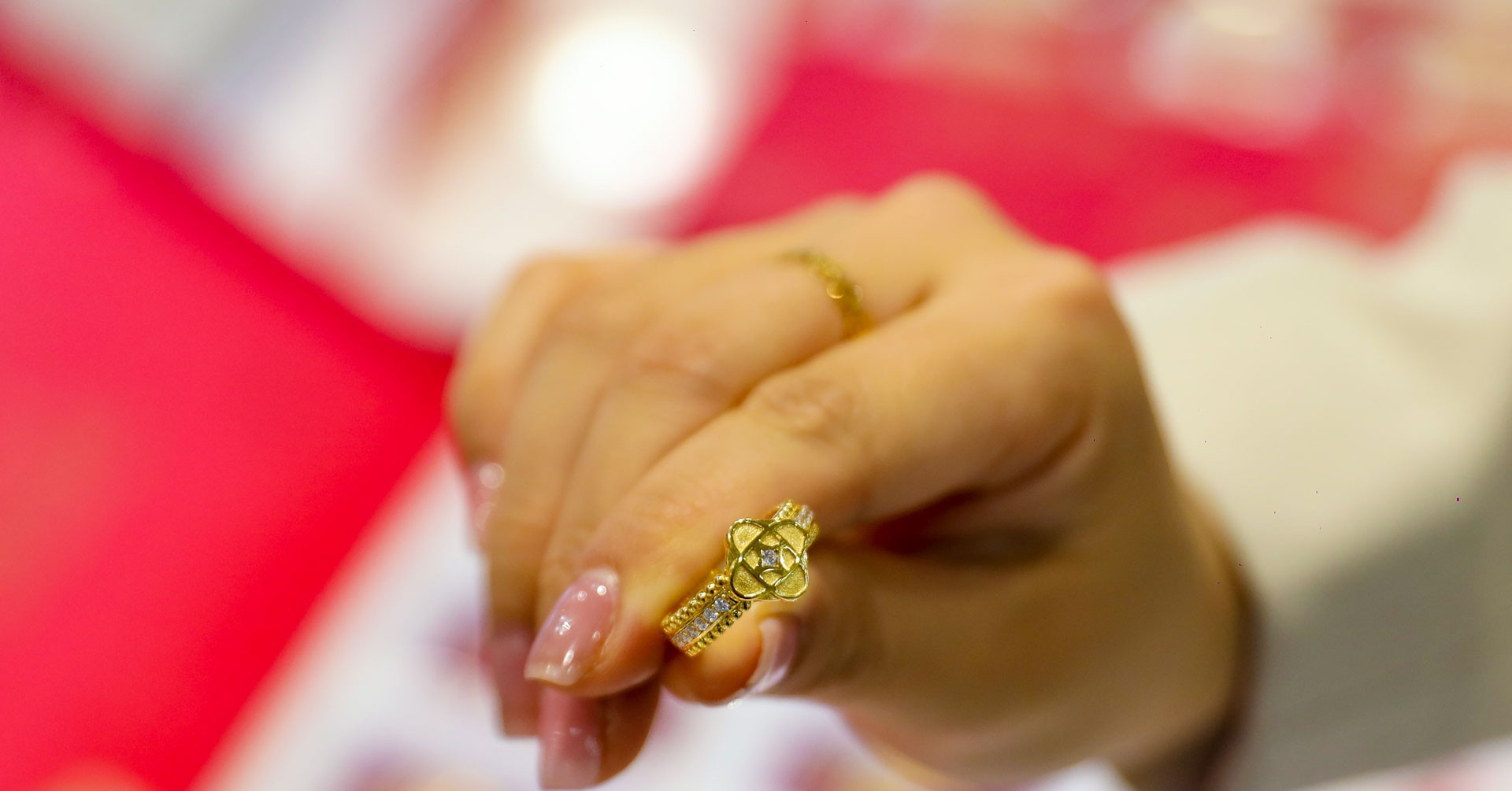 Giá vàng SJC vượt đỉnh giữa lúc thế giới giảm sâu: Điều gì đang xảy ra?