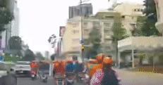 Hành động gây &amp;apos;nhức mắt&amp;apos; của nhóm người lái xe Vespa ở phường Sài Gòn