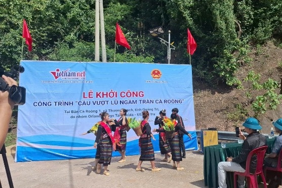 Khởi công cầu vượt lũ ngầm tràn Cà Roòng