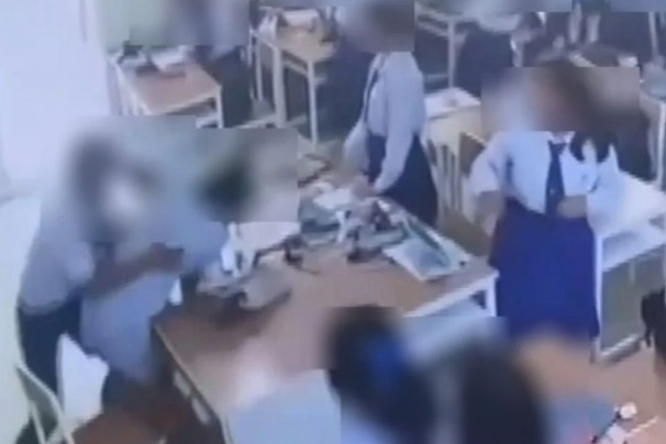 Nam sinh 17 tuổi đấm vào mặt cô giáo Toán vì không hài lòng về điểm thi