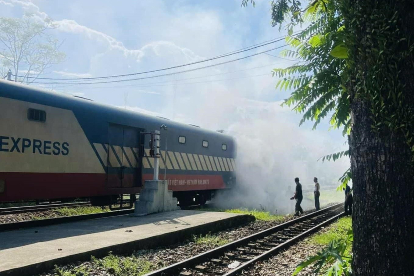 Nguyên nhân đầu máy tàu hỏa SE4 bất ngờ bốc cháy khi qua địa phận TP Huế