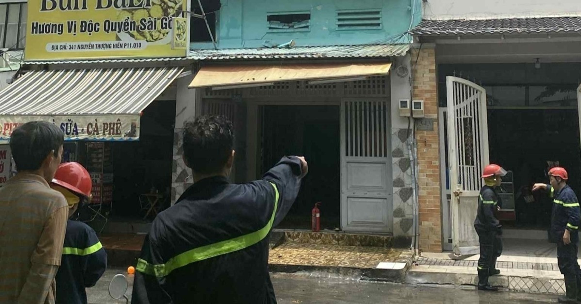 Nhân chứng kể phút phá cửa căn nhà cháy giữa TPHCM, giải cứu cụ bà và 2 em nhỏ