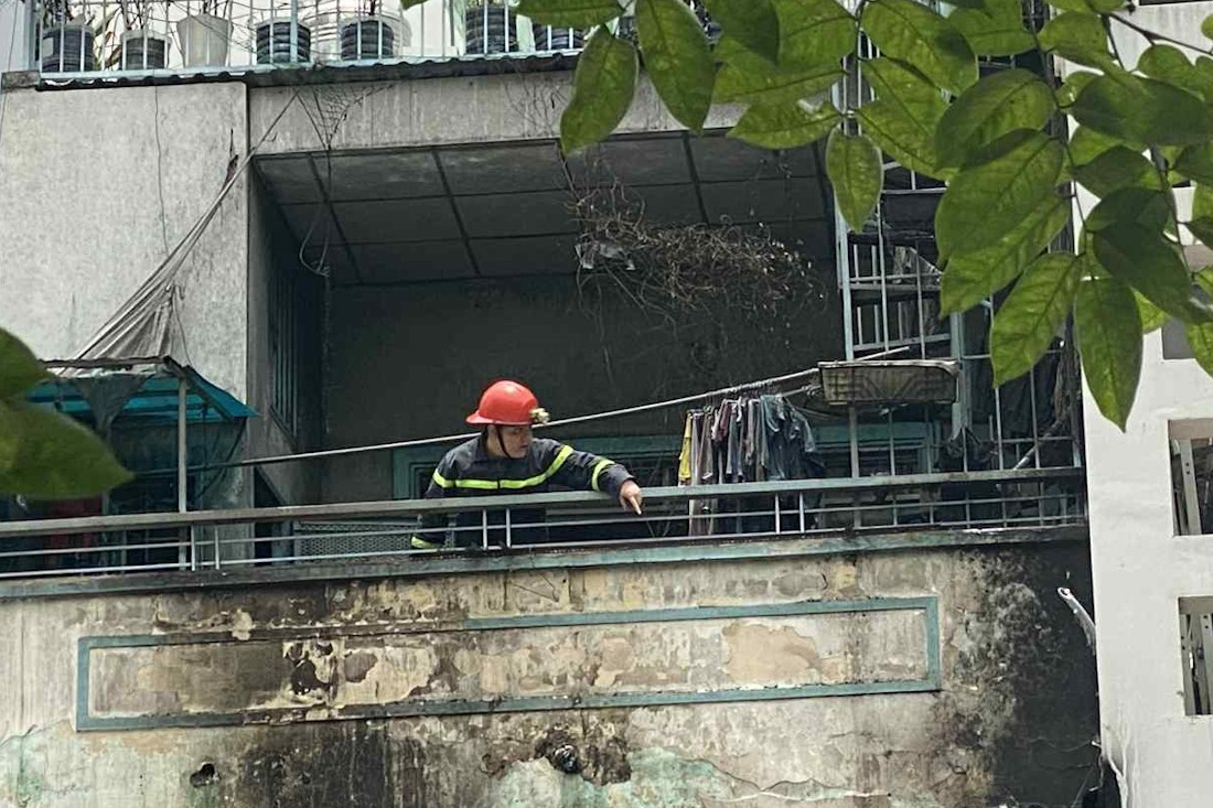 Nhân chứng kể phút phá cửa căn nhà cháy giữa TPHCM, giải cứu cụ bà và 2 em nhỏ