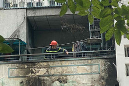 Nhân chứng kể phút phá cửa căn nhà cháy giữa TPHCM, giải cứu cụ bà và 2 em nhỏ