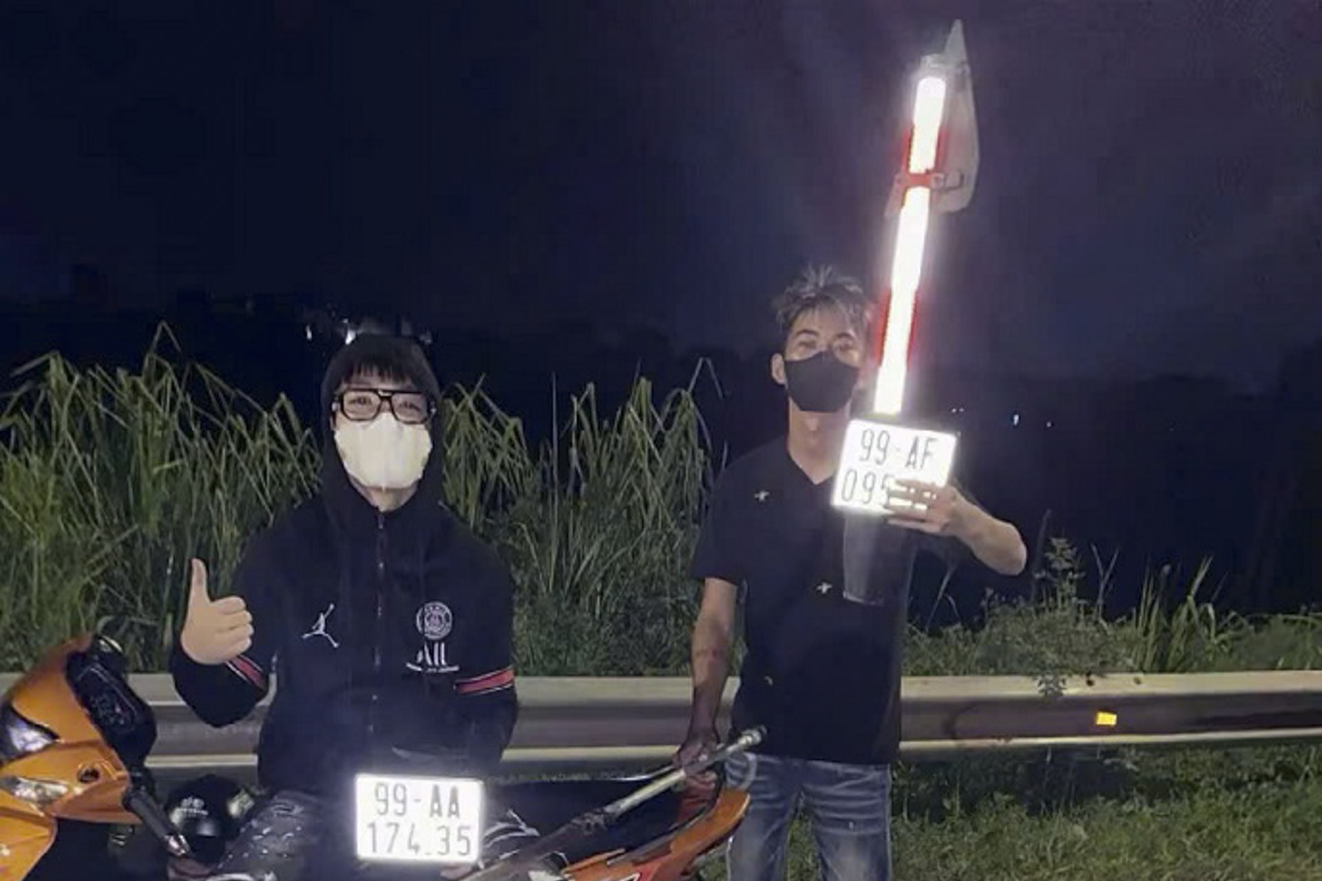 Nhóm trẻ tuổi ở Bắc Ninh mang hung khí tấn công, phá xe, livestream TikTok trong đêm