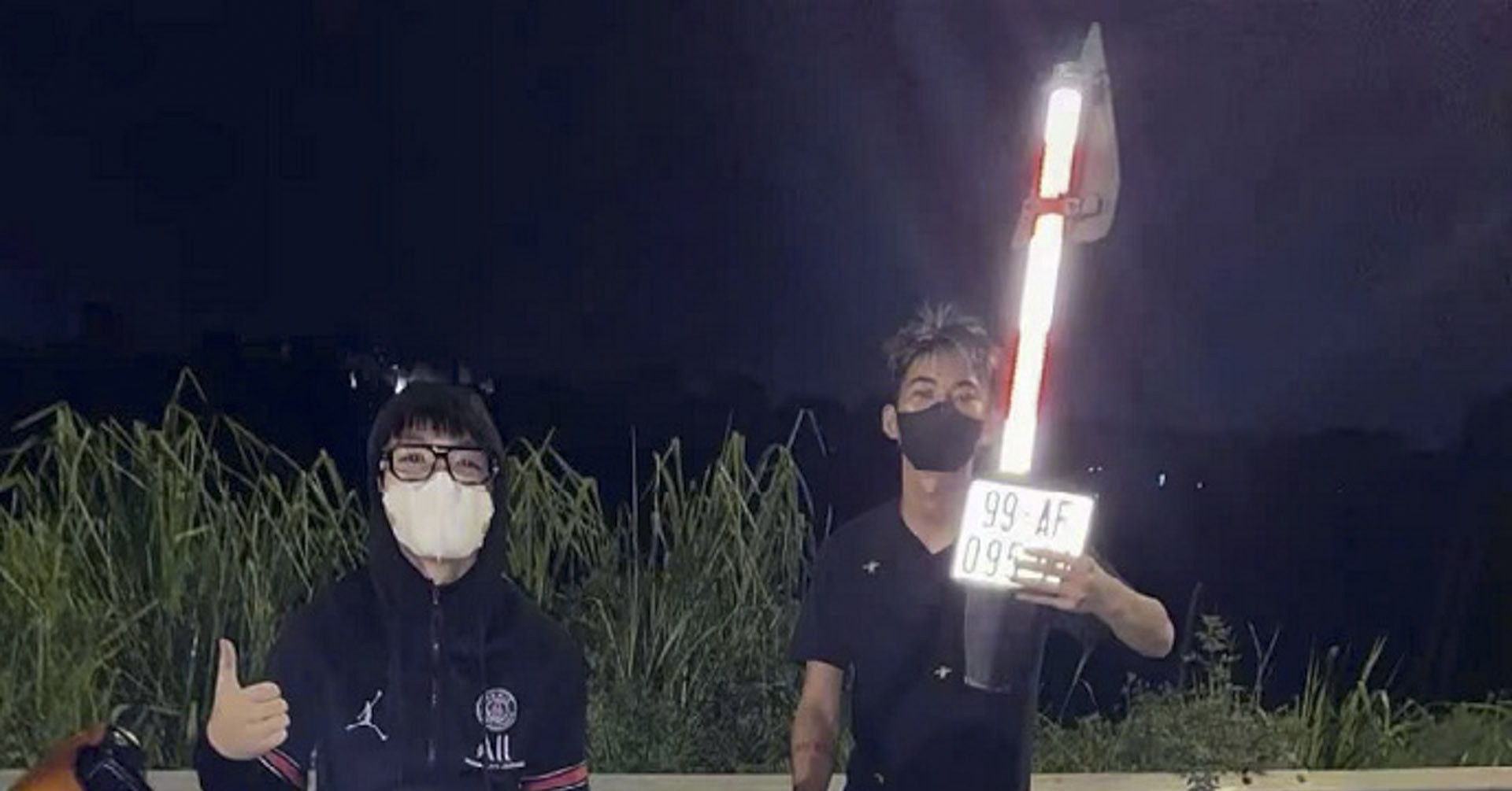 Nhóm trẻ tuổi ở Bắc Ninh mang hung khí tấn công, phá xe, livestream TikTok trong đêm