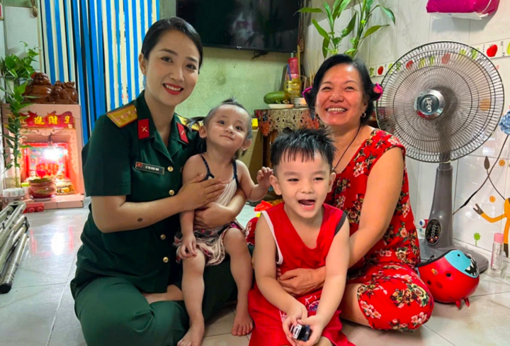 Những ngày tập luyện căng thẳng cho sự kiện A80, điều chị nghĩ đến nhiều nhất là các con. May mắn, chị luôn được gia đình hỗ trợ tận tình, trở thành hậu phương vững chắc để chị yên tâm hoàn thành nhiệm vụ.