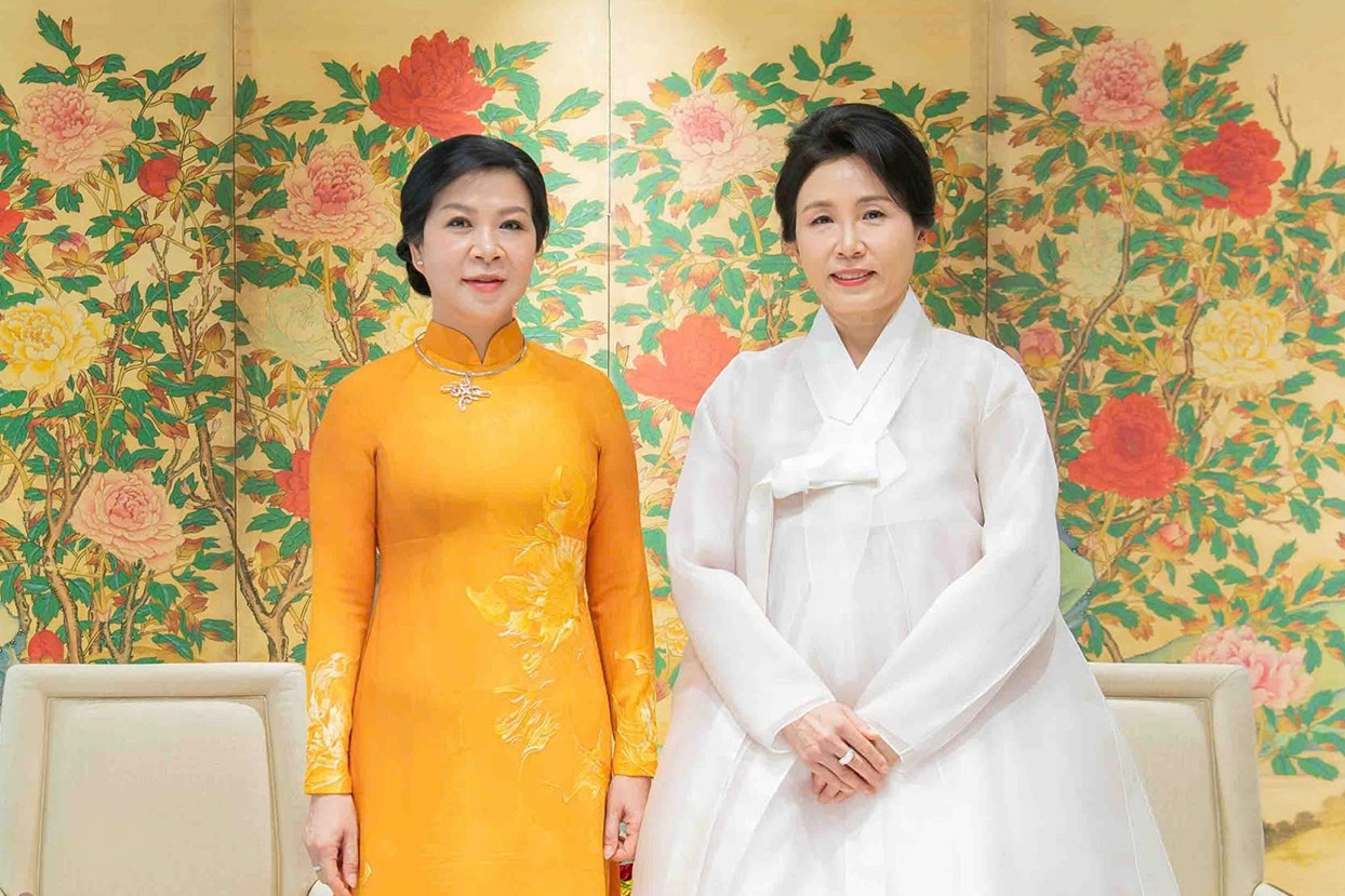 Phu nhân Tổng thống Hàn Quốc cùng Phu nhân Tổng Bí thư tham quan bảo tàng