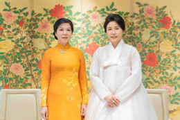 Phu nhân Tổng thống Hàn Quốc cùng Phu nhân Tổng Bí thư tham quan bảo tàng