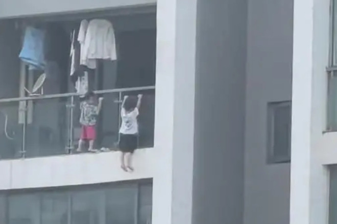 Thót tim cảnh 2 bé trai leo ra ngoài ban công tầng 13, làm động tác 'hít xà đơn'