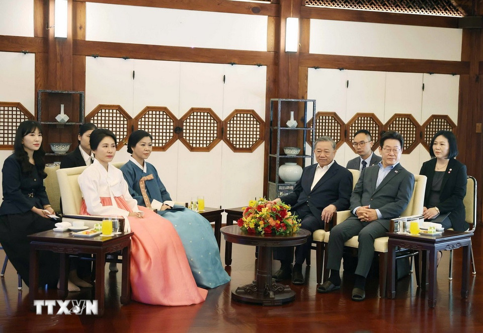 Tổng Bí thư Tô Lâm và Phu nhân cùng Tổng thống Hàn Quốc Lee Jae Myung và Phu nhân dự tiệc trà và xem biểu diễn nghệ thuật truyền thống của Hàn Quốc. (Ảnh: Thống Nhất/TTXVN)