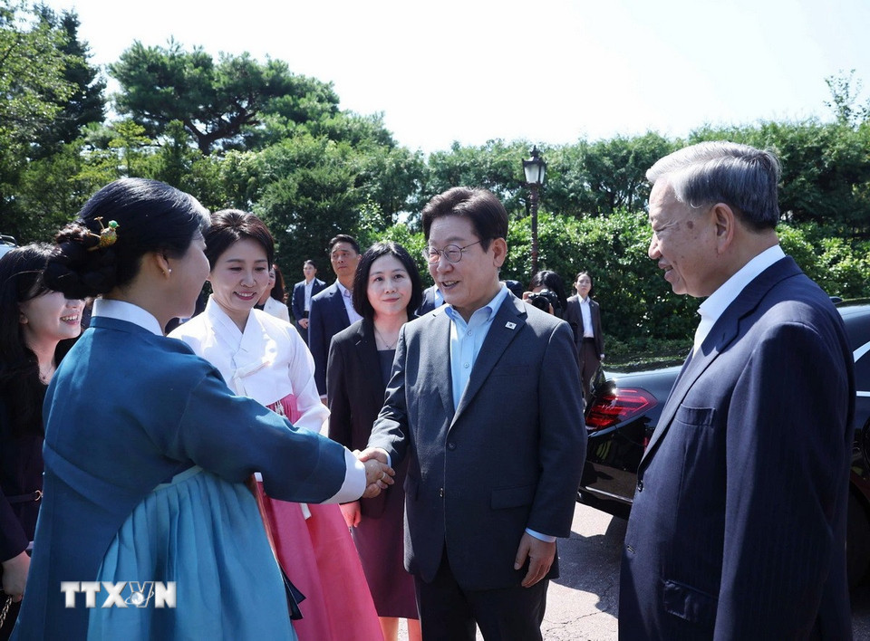 Tổng thống Hàn Quốc Lee Jae Myung và Phu nhân đón Tổng Bí thư Tô Lâm và Phu nhân đến dự tiệc trà và xem biểu diễn nghệ thuật truyền thống. (Ảnh: Thống Nhất/TTXVN)