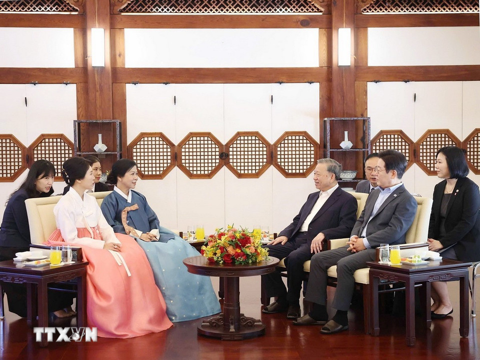 Tổng Bí thư Tô Lâm và Phu nhân cùng Tổng thống Hàn Quốc Lee Jae Myung và Phu nhân dự tiệc trà. (Ảnh: Thống Nhất/TTXVN)