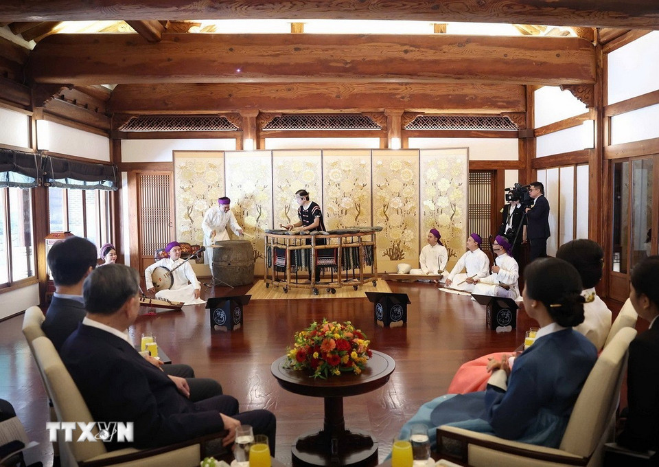 Tổng Bí thư Tô Lâm và Phu nhân cùng Tổng thống Hàn Quốc Lee Jae Myung và Phu nhân dự tiệc trà và xem biểu diễn nghệ thuật truyền thống của Việt Nam. (Ảnh: Thống Nhất/TTXVN)