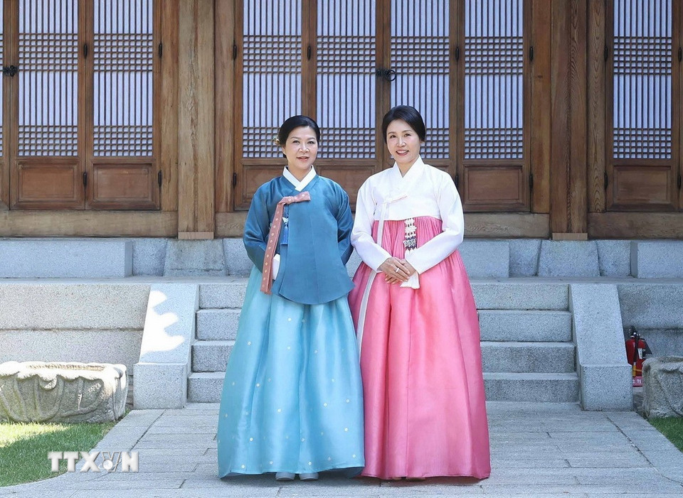 Bà Kim Hye Kyung, Phu nhân Tổng thống Hàn Quốc Lee Jae Myung, và bà Ngô Phương Ly, Phu nhân Tổng Bí thư Tô Lâm, chụp ảnh chung. (Ảnh: Thống Nhất/TTXVN)