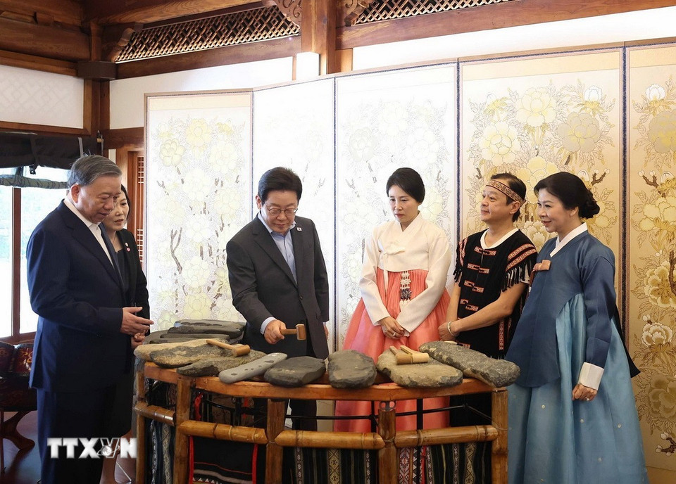 Tổng thống Hàn Quốc Lee Jae Myung trải nghiệm nghệ thuật đàn đá của Việt Nam. (Ảnh: Thống Nhất/TTXVN)