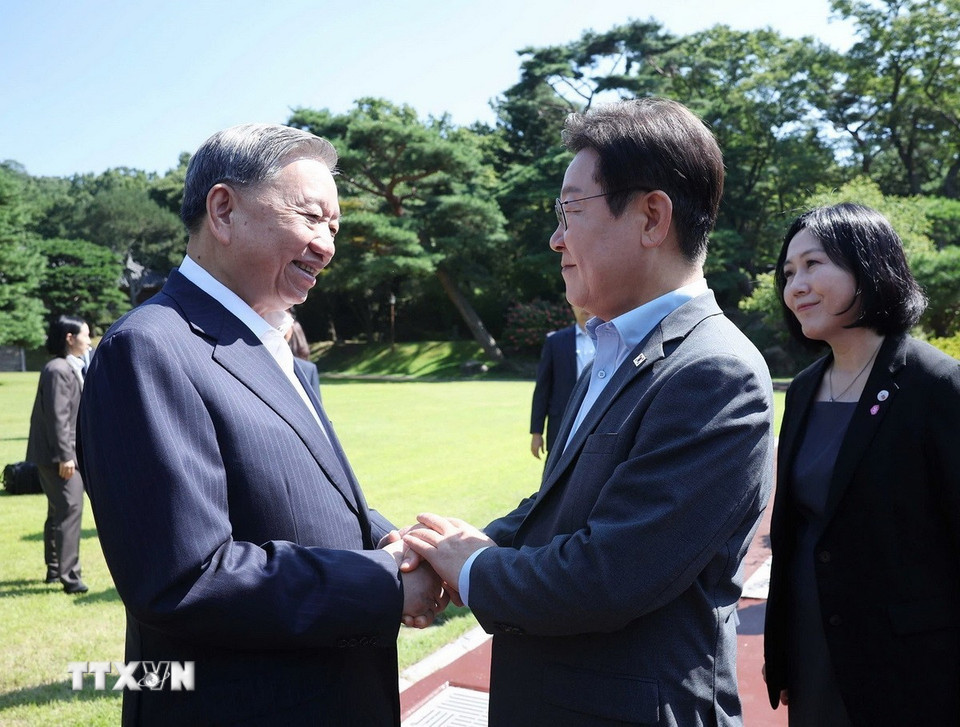 Tổng thống Hàn Quốc Lee Jae Myung đón Tổng Bí thư Tô Lâm. (Ảnh: Thống Nhất/TTXVN)
