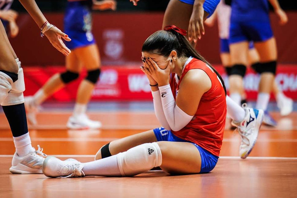 VĐV bóng chuyền Puerto Rico ôm mặt khóc vì thua U21 Việt Nam