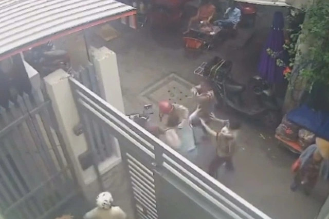 Xác minh clip chủ quán cà phê xông vào tận nhà hành hung cô gái ở TPHCM