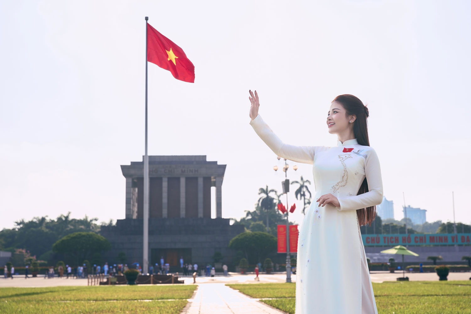 Xúc động với MV 'Tổ quốc trong ánh mặt trời' và 'Vút bay lên Việt Nam'