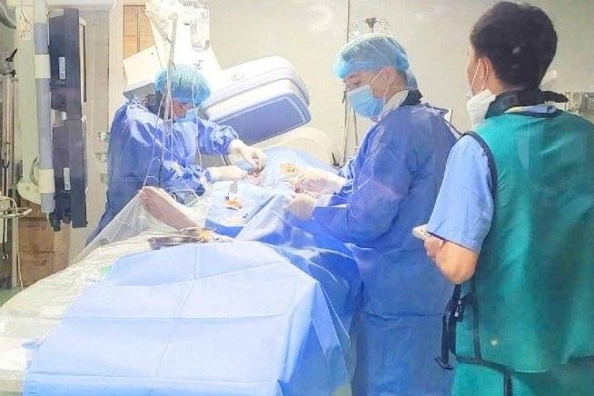16 nhân viên y tế sốc điện gần 2 giờ cứu trái tim người đàn ông ngừng đập