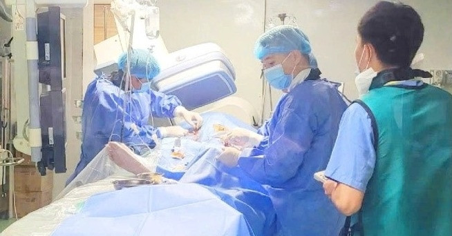 16 nhân viên y tế sốc điện gần 2 giờ cứu trái tim người đàn ông ngừng đập