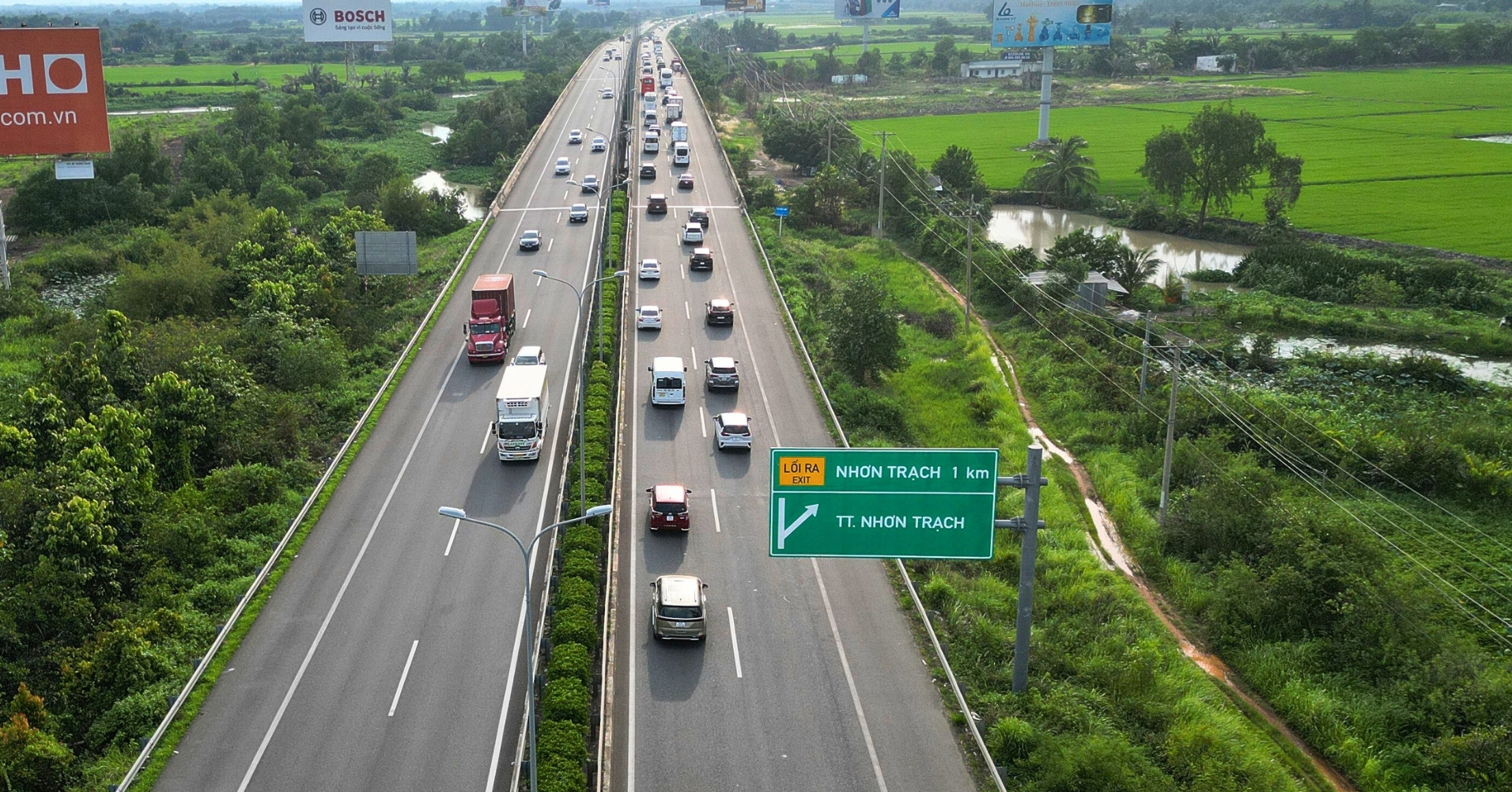 Cảnh ô tô &amp;apos;rồng rắn&amp;apos; trên cao tốc sắp được mở rộng lên tối đa 10 làn xe