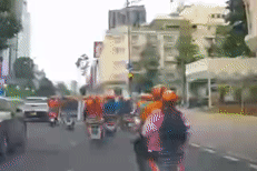 Cảnh sát xử phạt nhóm người lái xe Vespa vượt đèn đỏ gây 'nhức mắt'