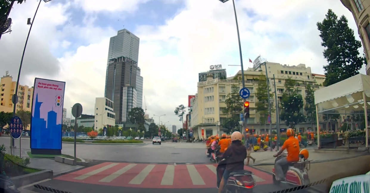 Cảnh sát xử phạt nhóm người lái xe Vespa vượt đèn đỏ gây &amp;apos;nhức mắt&amp;apos;