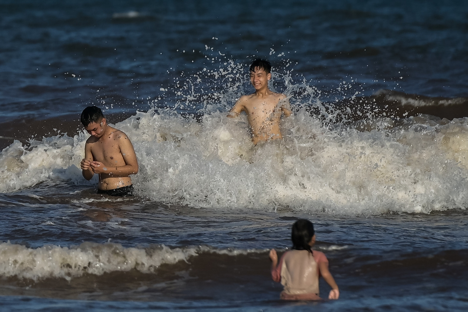 Cảnh tượng không nên có trên bãi biển vừa có 5 du khách bị sóng cuốn ở Ninh Bình