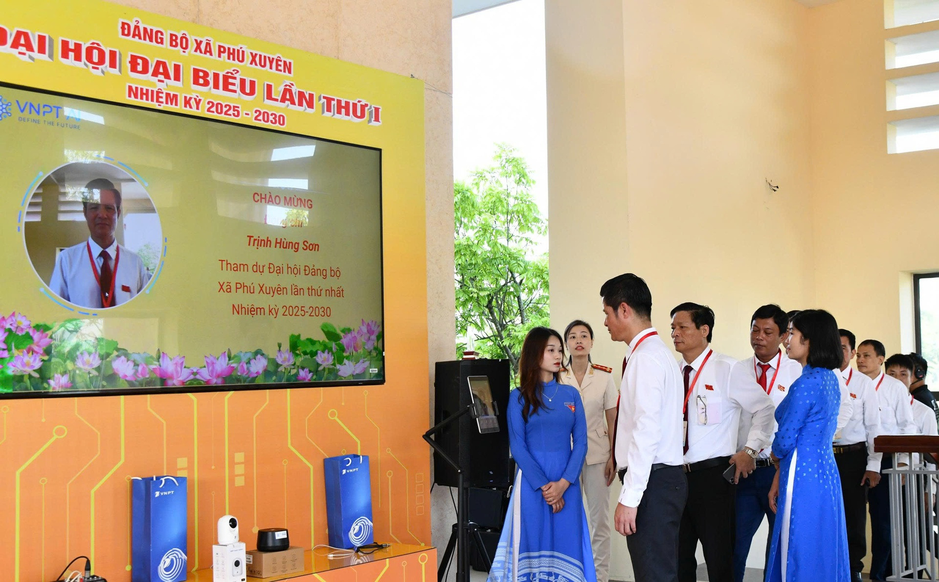 Đại biểu điểm danh bằng VNPT AI tại Đại hội Đại biểu Đảng bộ Xã Phú Xuyên, Hà Nội..jpg