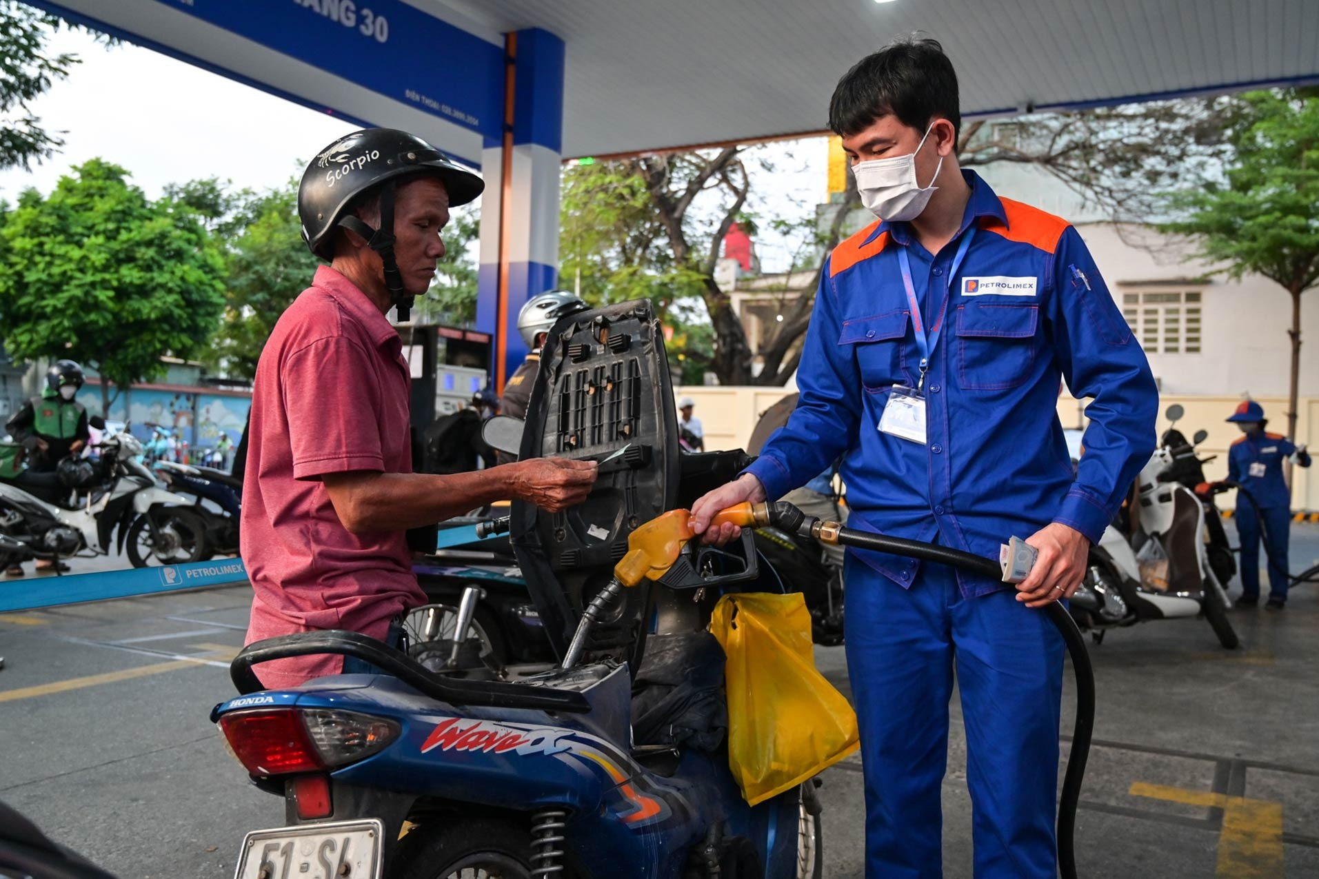 Dự báo giá xăng ngày mai: Sẵn sàng cho cú 'quay xe'