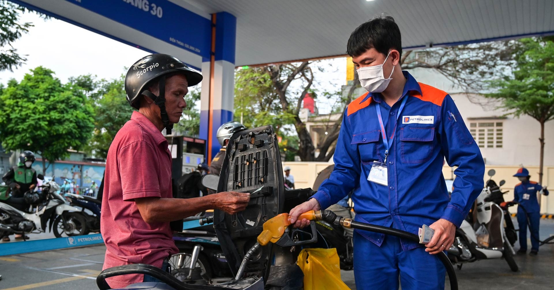 Dự báo giá xăng ngày mai: Sẵn sàng cho cú "quay xe"