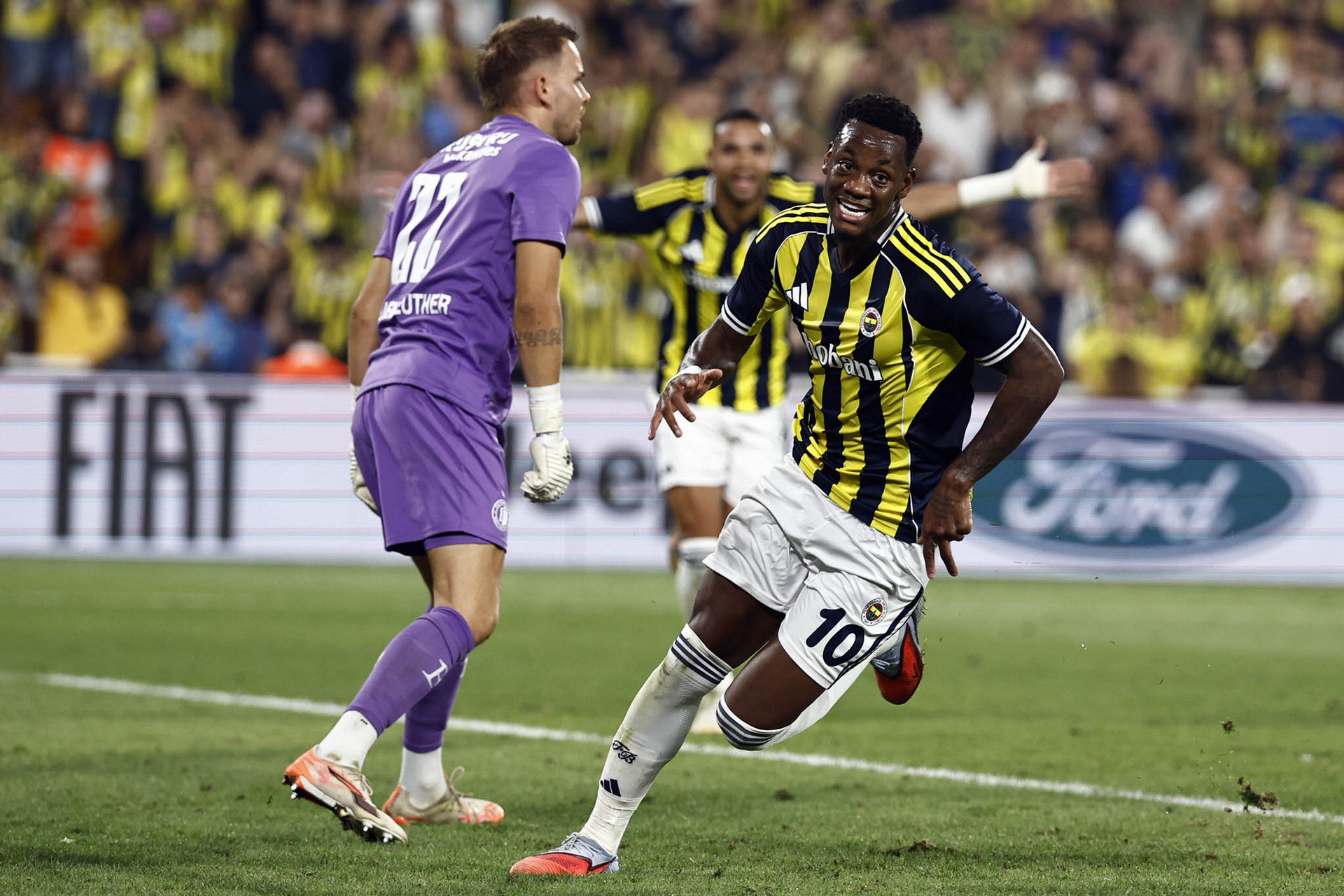 FSK - Duran Fenerbahce Feyenoord.jpg