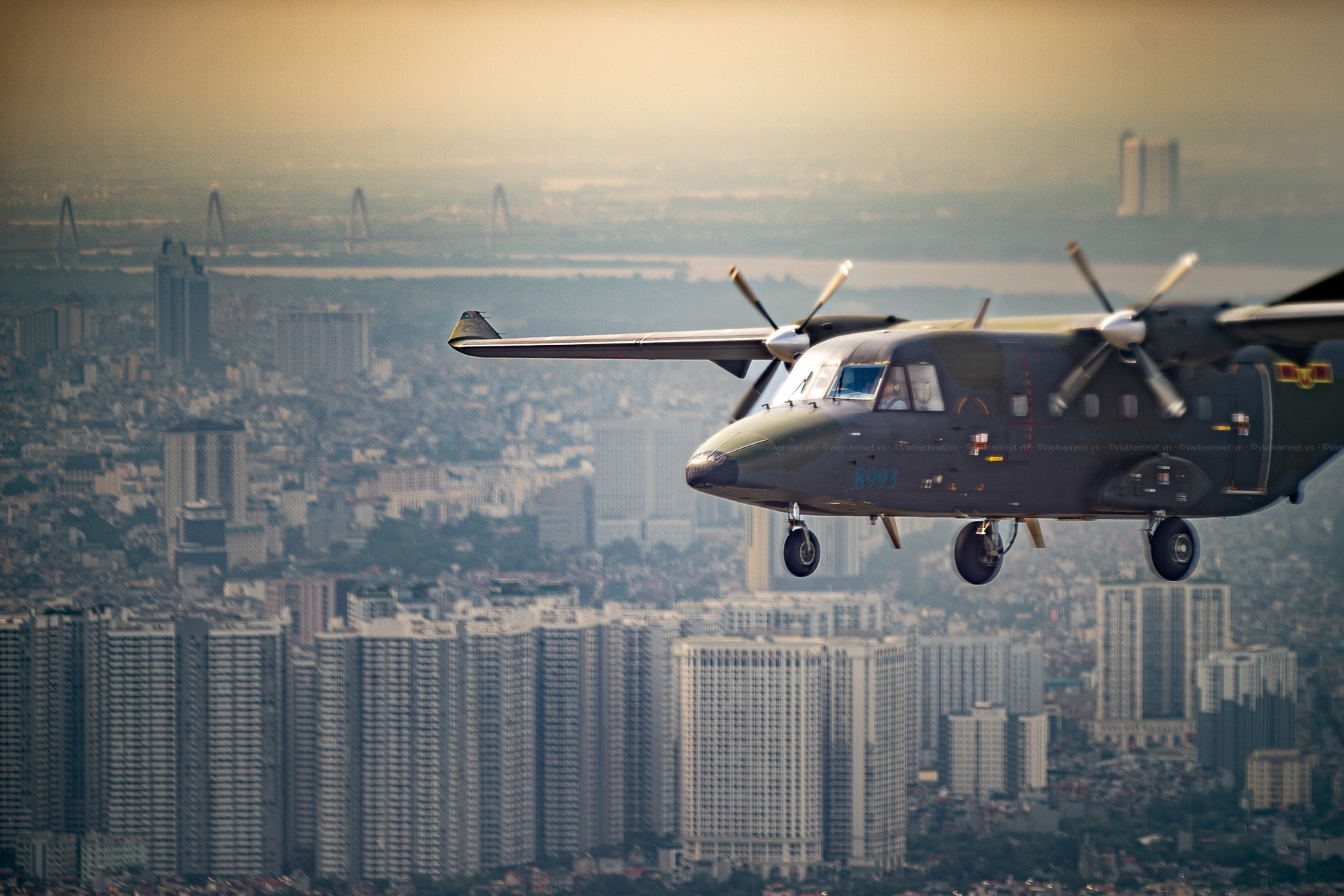 Hình ảnh Hà Nội dưới cánh dàn máy bay Casa luyện tập cho nhiệm vụ A80