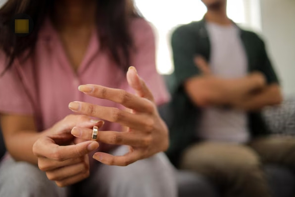 Ly hôn vẫn phải ở chung vì chưa bán được nhà, vợ chồng cũ dở khóc dở cười