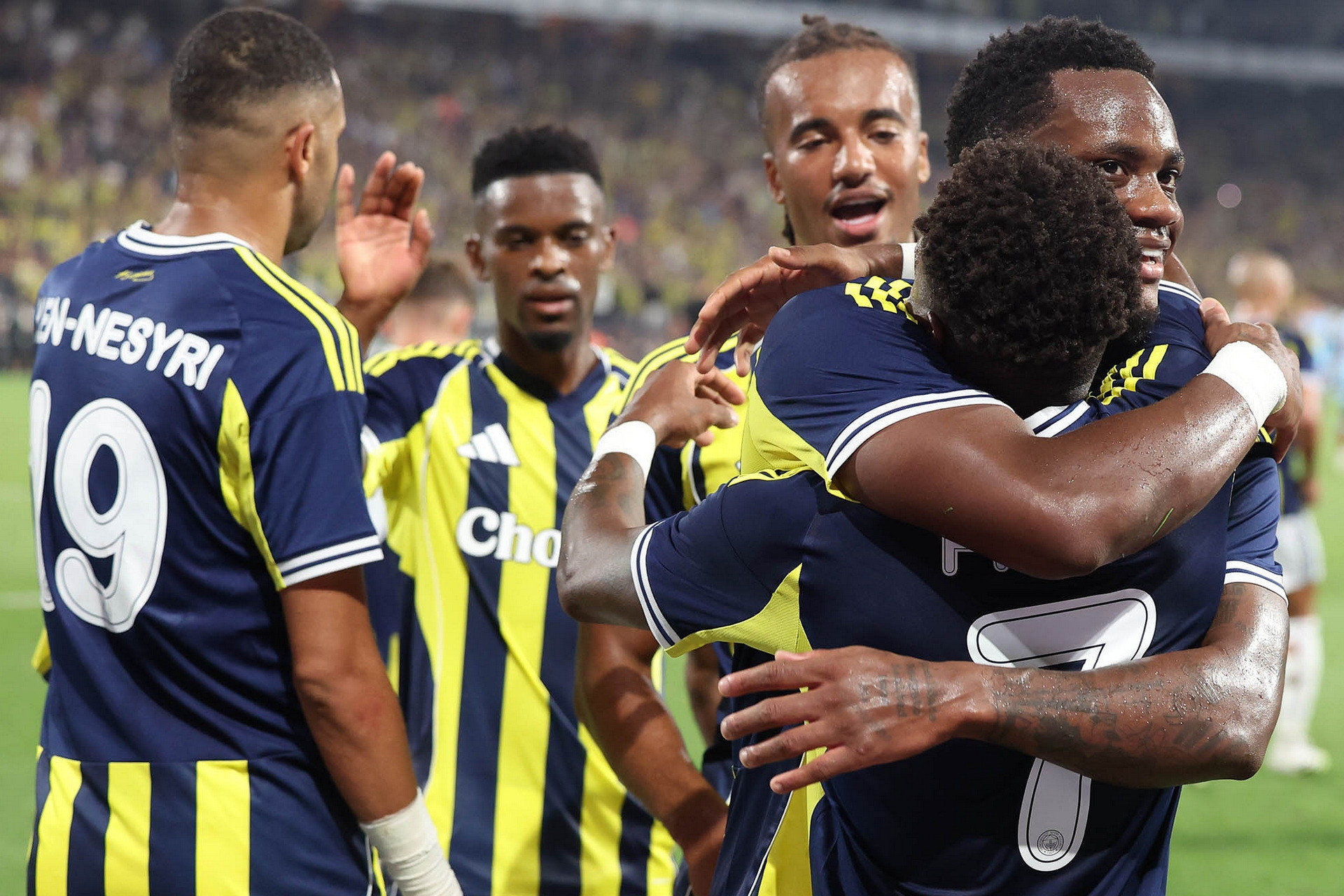 Mourinho ra oai, Fenerbahce thắng 5 sao ở Cúp C1