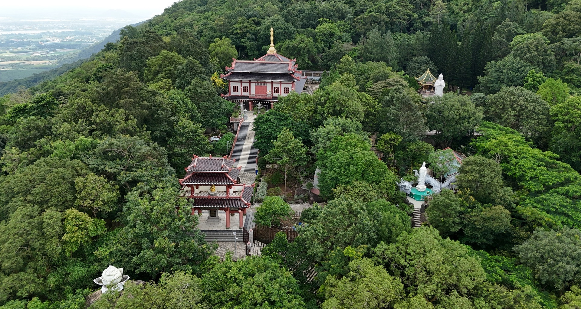 CHÙA NẰM Ở VÙNG CAO TÂY BẮC VỚI NÉT VĂN HÓA ĐỘC ĐÁO