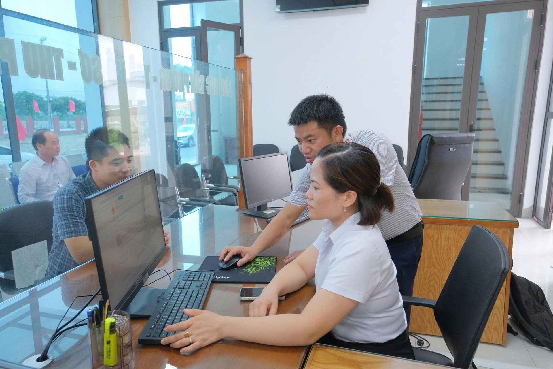 Nhân viên VNPT hỗ trợ cán bộ xã Yết Kiêu, TP Hải Phòng sử dụng các nghiệp vụ trên Cổng dịch vụ Công quốc gia. (1).jpg