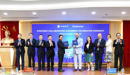 Ông Huỳnh Quang Liêm, Tổng Giám đốc VNPT và ông Cristiano Amon, Chủ tịch kiêm Tổng giám đốc Qualcomm thực hiện nghi lễ trao Thỏa thuận hợp tác chiến lược giữa hai Tập đoàn.jpg
