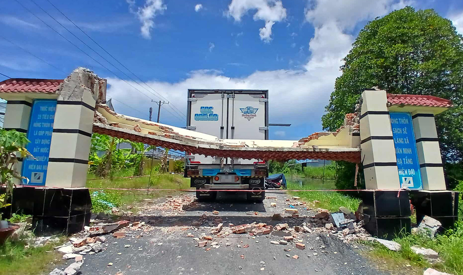 sập cổng chào CM.jpg