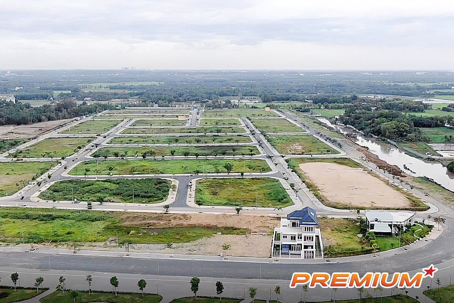 Thu tiền sử dụng đất 7 tháng chạm mốc 300 nghìn tỷ đồng, vượt dự toán 18%