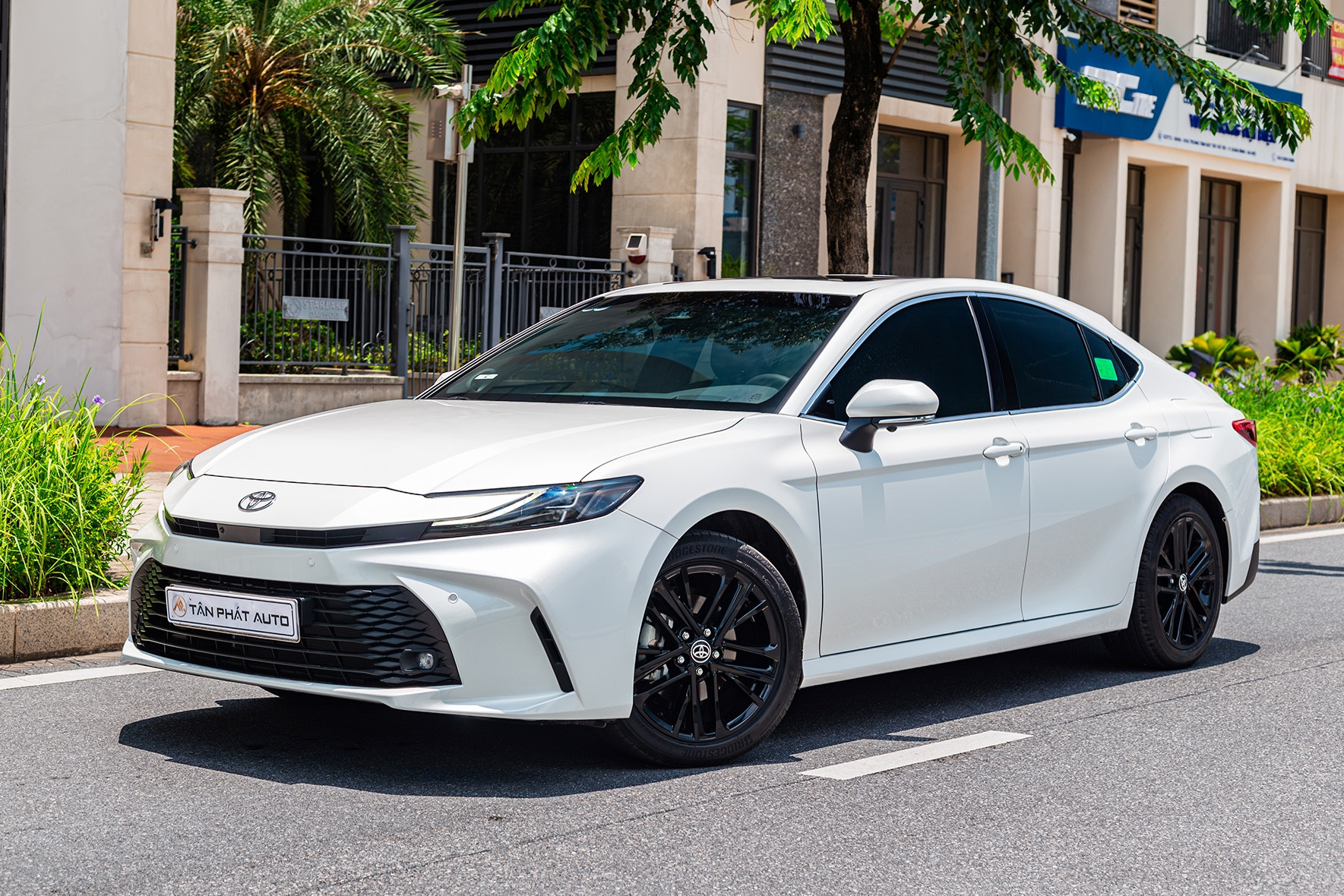 Toyota Camry mới cứng vừa lăn bánh 850km trong 1 tháng, chủ xe bán lỗ 150 triệu