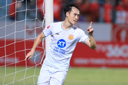 Văn Toàn phẫu thuật thành công, lỡ hẹn lượt đi V-League và tuyển Việt Nam