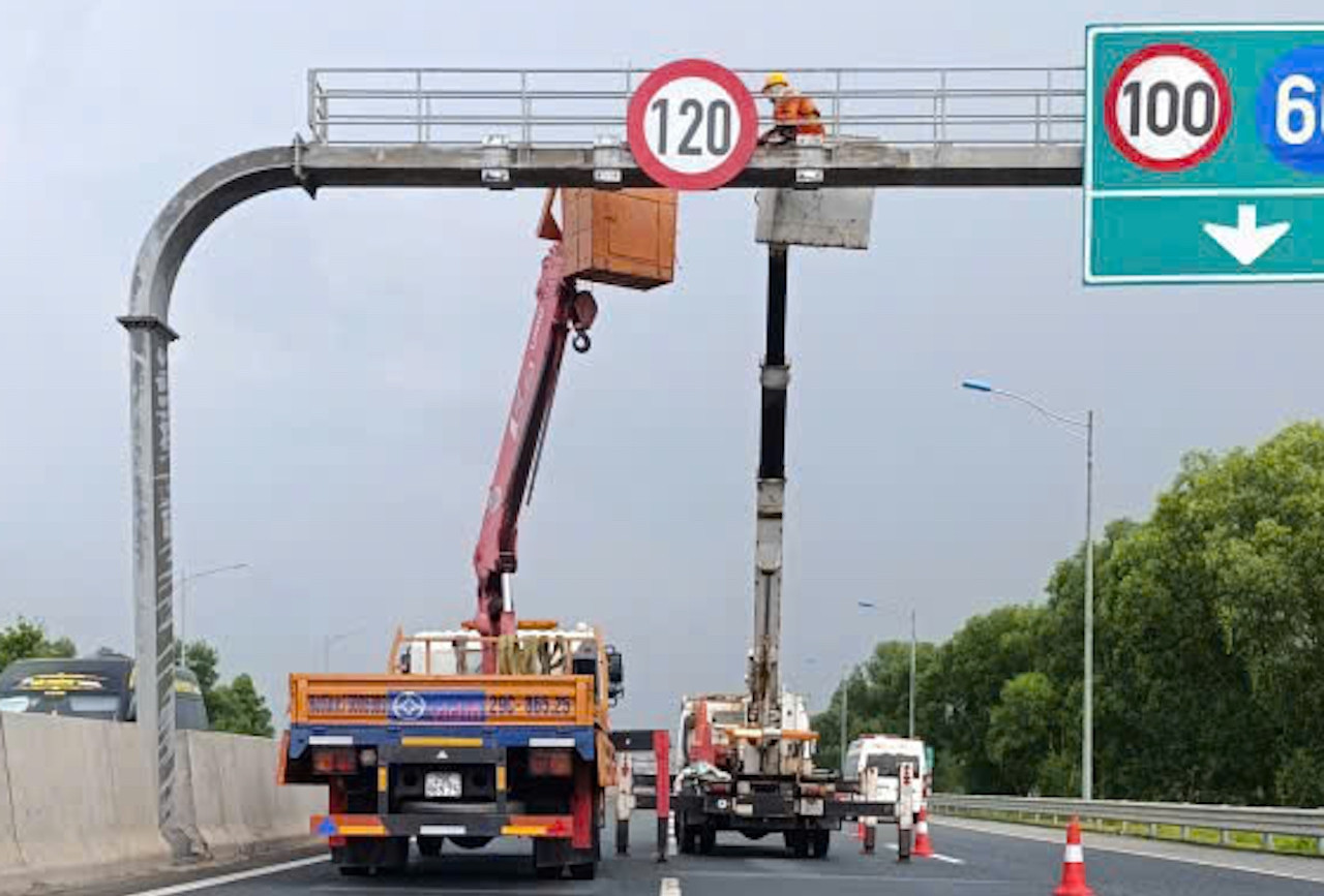 Khẩn trương hoàn thiện biển báo cấm xe tải vào làn 1 cao tốc từ 15/8