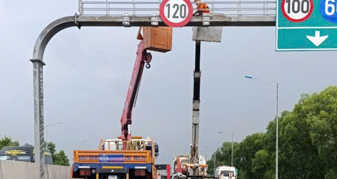 Khẩn trương hoàn thiện biển báo cấm xe tải vào làn 1 cao tốc từ 15/8