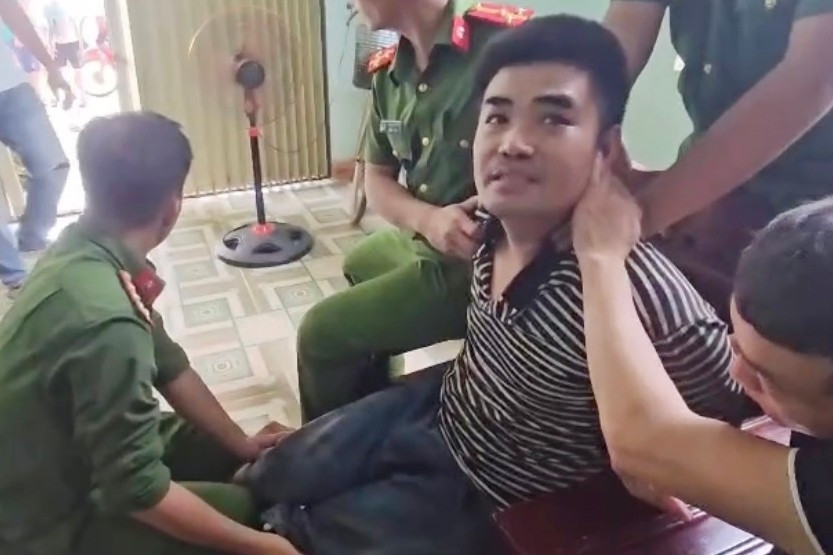 Bản tin trưa 14/8: Vây bắt đối tượng chém em trai rồi cố thủ trong nhà