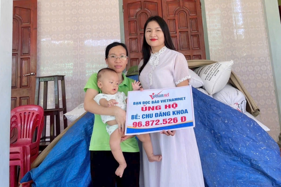 Báo VietNamNet trao hơn 96 triệu đồng tới bé Chu Đăng Khoa bị teo cơ tủy sống
