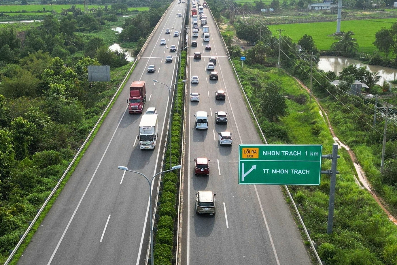 Cảnh ô tô 'rồng rắn' trên cao tốc sắp được mở rộng lên tối đa 10 làn xe